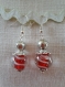 B681- boucles d'oreilles en métal argenté de style fantaisie avec une perle en verre transparente et rouge 
