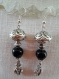 B679- boucles d'oreilles en métal argenté de style ethnique avec une perle en verre noire 