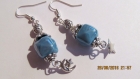 B587- boucles d'oreilles en métal argenté et perle en céramique bleue 