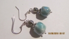 B591- boucles d'oreilles en métal argenté et perle en céramique bleu turquoise 