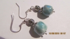 B591- boucles d'oreilles en métal argenté et perle en céramique bleu turquoise 