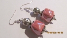 B586- boucles d'oreilles en métal argenté et perle en porcelaine vieux rose 