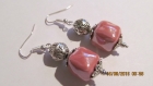 B586- boucles d'oreilles en métal argenté et perle en porcelaine vieux rose 