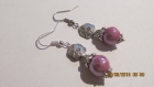 B584- boucles d'oreilles en métal argenté et perle en céramique rose 