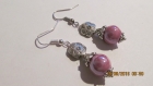 B584- boucles d'oreilles en métal argenté et perle en céramique rose 