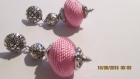 B583- boucles d'oreilles en métal argenté et perle en soie rose romantique 
