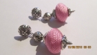 B583- boucles d'oreilles en métal argenté et perle en soie rose romantique 