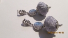 B582- boucles d'oreilles en métal argenté et perle en soie gris moyen romantique 