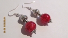 B581 - magnifiques boucles d'oreilles en métal argenté de style romantique avec une perle en verre rouge 