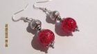 B581 - magnifiques boucles d'oreilles en métal argenté de style romantique avec une perle en verre rouge 