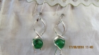 B551- boucles d'oreilles en métal argenté de style romantique avec un pendentif à tige et une perle en verre verte 