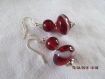 B504 - magnifiques boucles d'oreilles en métal argenté avec deux perles en verre rouge de style fantaisie 