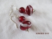 B504 - magnifiques boucles d'oreilles en métal argenté avec deux perles en verre rouge de style fantaisie 