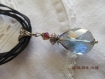 C71- joli collier en métal argenté avec un pendentif en cristal de swarosvki de couleur violine 