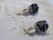 B631- boucles d'oreilles en métal argenté de style ethnique avec une perle en verre biscornue gris/mauve,noire et moutarde 