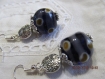 B631- boucles d'oreilles en métal argenté de style ethnique avec une perle en verre biscornue gris/mauve,noire et moutarde 