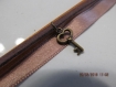Br56 - magnifique bracelet en métal couleur bronze en ruban et cuir de style vintage avec une breloque 