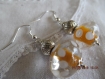 B468- boucles d'oreilles en métal argenté de style vintage avec une perle lampwork en verre transparente, jaune avec 