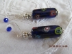 B467- boucles d'oreilles en métal argenté de style vintage avec une perle lampwork en verre bleu marine 