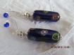 B467- boucles d'oreilles en métal argenté de style vintage avec une perle lampwork en verre bleu marine 