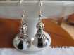 B466- boucles d'oreilles en métal argenté de style vintage avec une perle lampwork en verre transparent et noir 