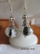 B466- boucles d'oreilles en métal argenté de style vintage avec une perle lampwork en verre transparent et noir 