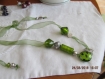 C65- collier de perles lampwork en verre de couleur verte montées sur un ruban organza 