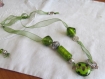C65- collier de perles lampwork en verre de couleur verte montées sur un ruban organza 
