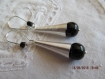 B437- magnifiques boucles d'oreilles en métal argenté de style ethnique avec une perle en verre noire de 10 mm montée sur 