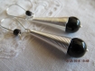 B437- magnifiques boucles d'oreilles en métal argenté de style ethnique avec une perle en verre noire de 10 mm montée sur 