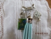 C58- magnifique collier en métal argenté avec un pendentif composé d'une perle en nacre rectangulaire plate aux couleurs 