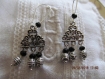 B625- magnifiques boucles d'oreilles de style ethnique en métal argenté avec un connecteur triangulaire et perles en cristal noir 