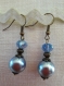 B179- magnifiques boucles d'oreilles de style romantique en métal de couleur bronze avec une perle en verre nacrée bleue 