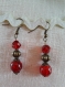 B665- magnifiques boucles d'oreilles en métal de couleur bronze de style vintage avec une perle en verre rouge vin 