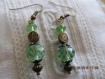 B153- magnifiques boucles d'oreilles de style vintage en métal de couleur bronze avec deux perles en cristal de couleur verte 