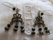 B6- magnifiques boucles d'oreilles de style vintage en métal de couleur bronze avec un connecteur triangulaire et de petites perles noires 