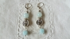 B387- magnifiques boucles d'oreilles de style romantique en métal argenté avec une perle de jade teintée bleu azur 