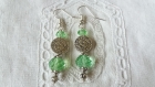 B385 - magnifiques boucles d'oreilles en métal argenté de style romantique avec deux perles en cristal de couleur verte 