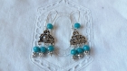 B378- magnifiques boucles d'oreilles de style ethnique en métal argenté avec un connecteur triangulaire et de petites perles bleues 