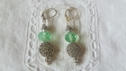 B368 - magnifiques boucles d'oreilles en métal argenté de style ethnique avec une perle en cristal de couleur verte 