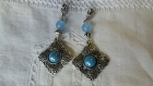 B363 - magnifiques boucles d'oreilles de style baroque en métal argenté avec un cabochon dôme en verre nacré de +/- 10 mm bleu 
