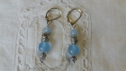 B359 - magnifiques boucles d'oreilles de style romantique en métal argenté avec une perle oeil de chat de couleur bleu 