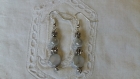 B377 - magnifiques boucles d'oreilles de style romantique en métal argenté avec une perle en acrylique grise irisée et d'une 