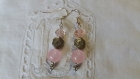 B358 - magnifiques boucles d'oreilles de style romantique en métal argenté avec deux perles oeil de chat de couleur rose 