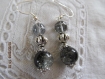 B331- magnifiques boucles d'oreilles en métal argenté avec deux perles en verre craquelé, une noire et grise de 10 mm et une 