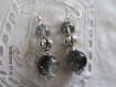 B331- magnifiques boucles d'oreilles en métal argenté avec deux perles en verre craquelé, une noire et grise de 10 mm et une 
