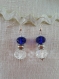 B310 - magnifiques boucles d'oreilles de style romantique en métal argenté avec deux perles en verre bleue marine et transparente 
