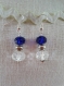 B310 - magnifiques boucles d'oreilles de style romantique en métal argenté avec deux perles en verre bleue marine et transparente 
