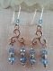 B671- magnifiques boucles d'oreilles de style romantique en métal argenté avec un connecteur triangulaire avec des perles en verre 