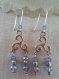 B671- magnifiques boucles d'oreilles de style romantique en métal argenté avec un connecteur triangulaire avec des perles en verre 